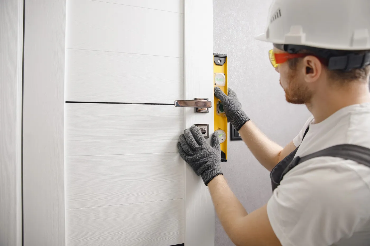 Installation d'une serrure de sécurité sur une porte palière de copropriété